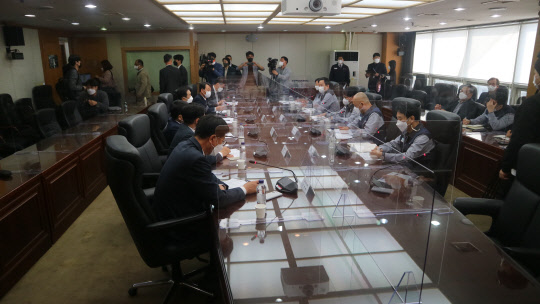 21일 쌍용자동차 평택공장에서 열린 쌍용자동차 기업 회생 및 민생안정 대책 협의에 참석한 참석자들이 회의를 하고 있는 모습. <이상현 기자>